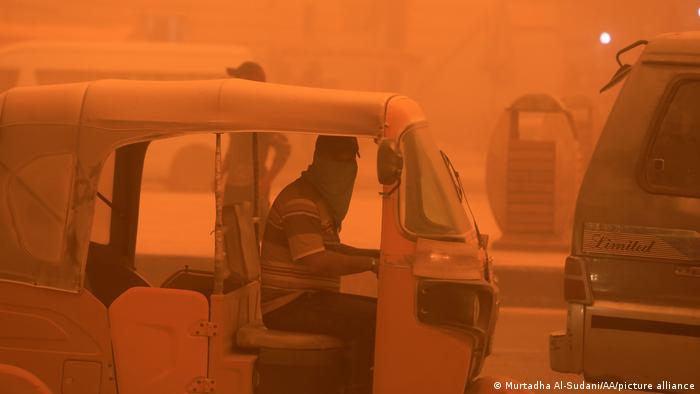 برای دومین‌بار در یک ماه گذشته عراق شاهد طوفان ریزگردها است. تصاویر این طوفان به شکل گستردەای در شبکه‌های اجتماعی دست به دست می‌شود و مورد توجه کاربران شبکه‌های اجتماعی قرار گرفتە است. تصاویری کە آخرالزمانی یا مریخی نامیده شده‌اند.