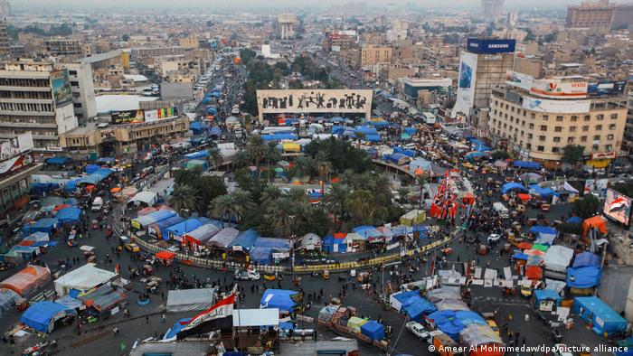 میدان تحریر بغداد در مرکز شهر و در ساحل رودخانه دجله واقع شدە است. این میدان نماد پایتخت و محلی برای اعتراضات سیاسی و اجتماعی است. در طول سال‌های گذشتە این میدان بارها در تسخیر معترضین و گروه‌های مختلف سیاسی بودە، اما اکنون به تسخیر ریزگردها در آمده است.