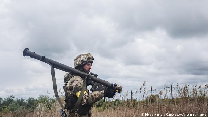 Ukraine-Krieg | ukrainischer Soldat ist mit einer Flugabwehrwaffe im Gebiet Donezk