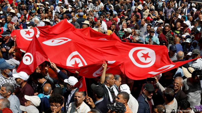Demonstranten tragen Transparente und Fahnen während einer Demonstration gegen den tunesischen Präsidenten Kais Saied in Tunis.
