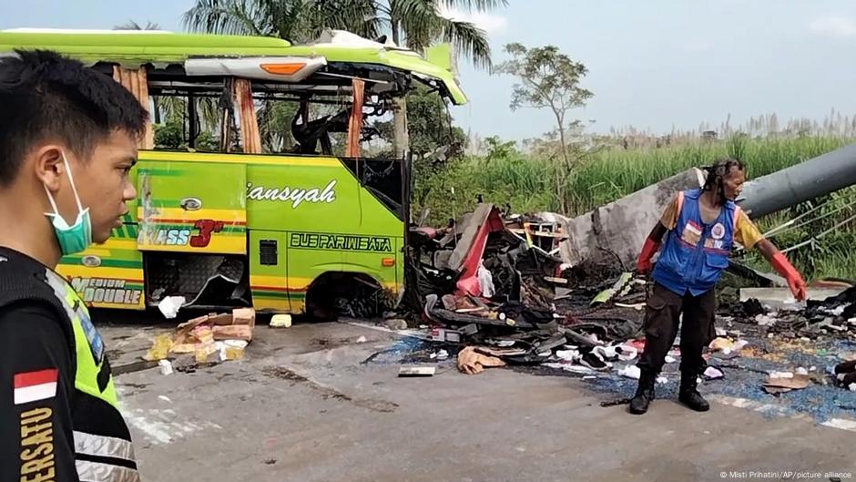 Over a dozen killed in Indonesia bus crash – DW – 05/16/2022