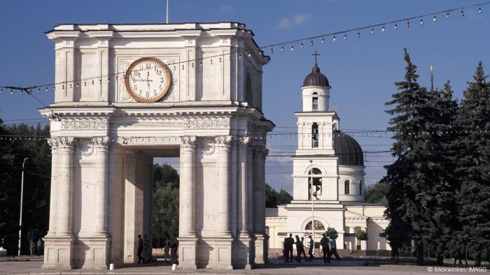 Arc de triumf și biserică în fundal.