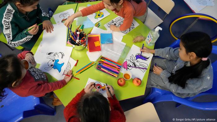 Des enfants ukrainiens dessinent et colorient dans un camp de réfugiés à Chisinau, en Moldavie.