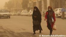 Aus dem Iran wurde berichtet, dass die Luftverschmutzungskonzentrationen in einigen an den Irak angrenzenden Gebieten stark angestiegen sind.
In der Stadt Qasre Shirin in der Provinz Kermanshah hat es mehr als das 66-fache der zulässigen Grenze erreicht.
