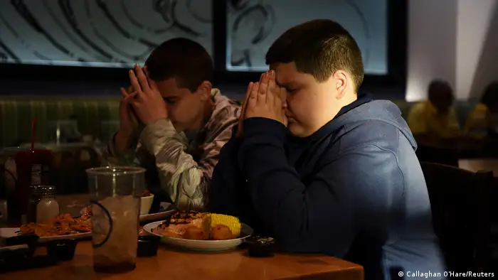 Brothers Julius Garza, 14, and Aidan Garza, 12, beten im Gedenken an ihren Vater, der im Jahre 2020 an Covid-19 verstarb, REUTERS/Callaghan O'Hare 