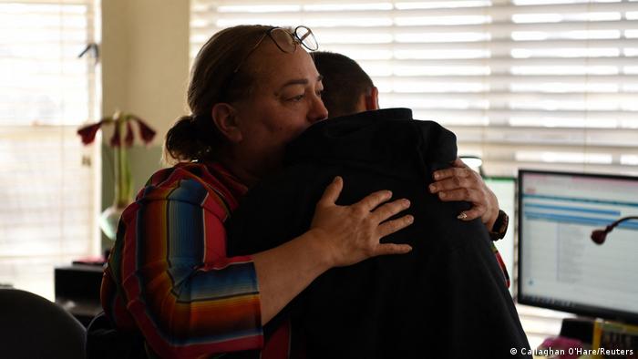 Margaret Garza abraza a su hijo adoptivo, Julius.