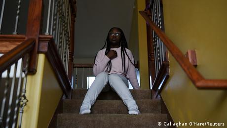 Justise McGowan, 13, sitzt auf einer Treppe in Illinois, USA