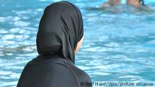 فرنسا.. مجلس الدولة يرفض السماح بارتداء البوركيني في المسابح
