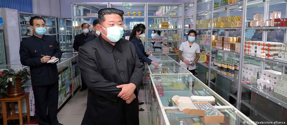 Kim Jong Un wears a mask during a visit to a Pyongyang pharmacy