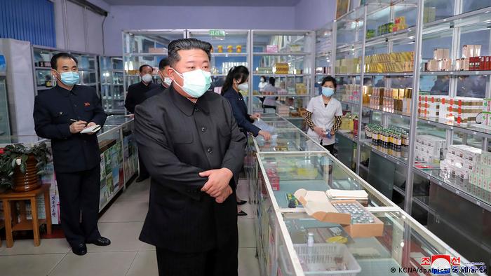 بازدید کیم جونگ اون از داروخانه‌ای در پایتخت کره شمالی