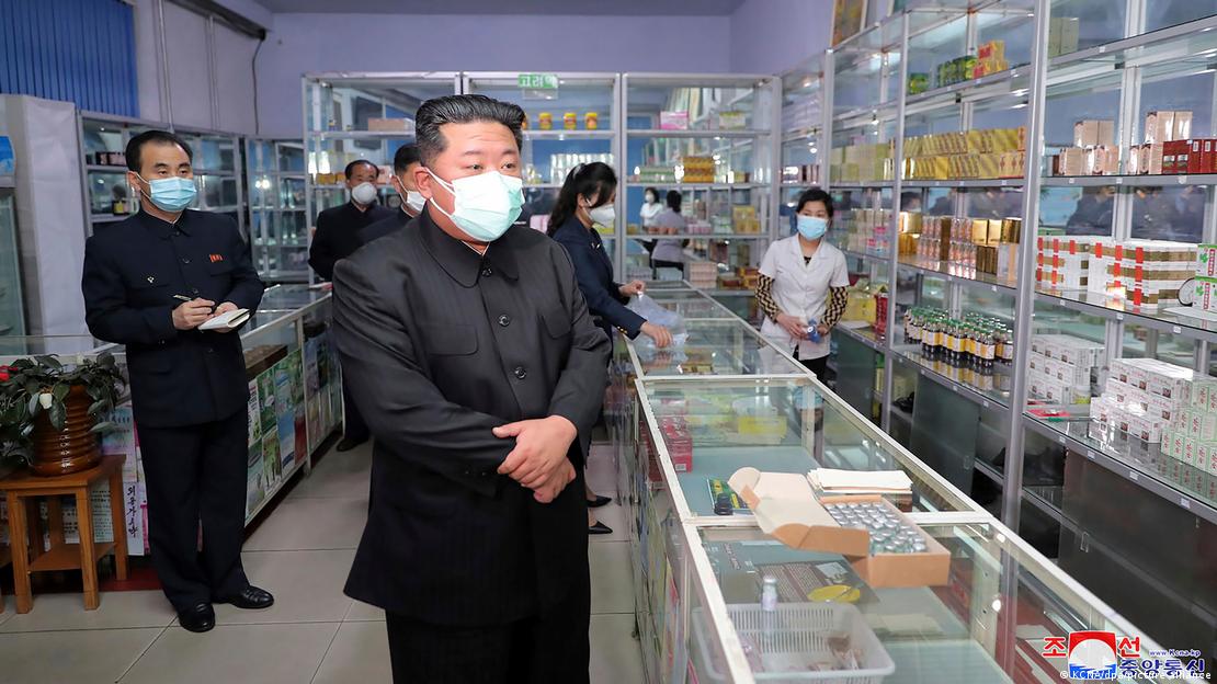 Kim Jong-un visita uma farmácia em Pyongyang. Kim usa máscara