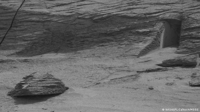 Puerta en Marte: ña cámara Mast del rover Mars Curiosity captó esta intrigante imagen del planeta rojo.