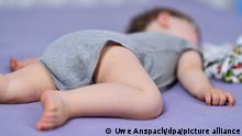 11.05.2018, Baden-Wuerttemberg, Heidelberg: Ein ein Jahr altes Baby liegt schlafend in seinem Bett. Foto: Uwe Anspach