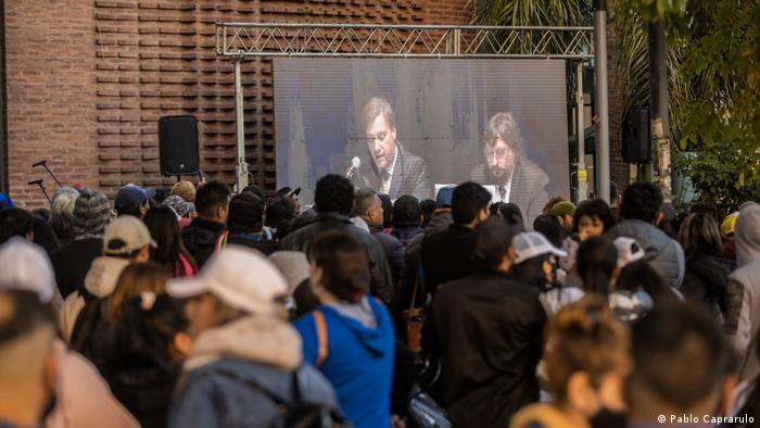 Público sigue por las pantallas gigantes el desarrollo del Juicio por la Verdad