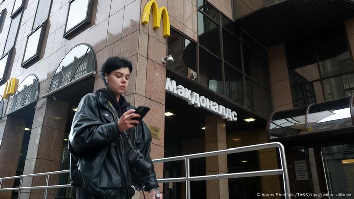 McDonald's (MCD) indicó que a sus empleados se les seguirá pagando hasta que se cierre la transacción.