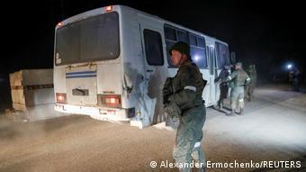 Автобус с украинскими военными, покинувшими территорию Азовстали