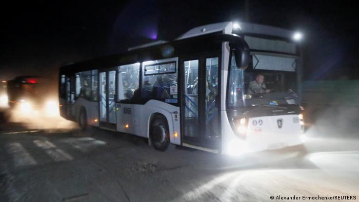 Ukraine Mariupol | Busse mit Ukrainischen Soldaten verlassen Stahlwerk Asowstal