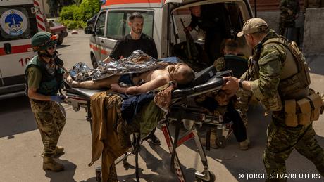 Freiwillige medizinische Helfer bringen einen Schwerverletzten Soldaten, Bakhmut, Donetsk region, Ukraine, May 5, 2022.