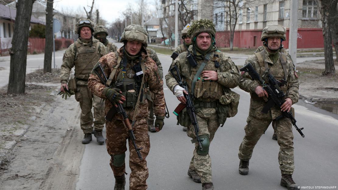 Ukraynalı askerler, ülkenin doğusundaki Luhansk bölgesindeki Syevyerodonetsk kentinde devriye geziyor.