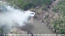 In den vom Verteidigungsministerium der Ukraine zur Verfügung gestellten Drohnenaufnahmen sind die Überreste einer Pontonbrücke sowie zerstörte Fahrzeuge und Panzertechnik am Fluss Siwerskyj Donez zu sehen. In der ostukrainischen Region Luhansk haben ukrainische Truppen nach eigenen Angaben zwei Pontonbrücken des russischen Militärs über dem Fluss Siwerskyj Donez zerstört. +++ dpa-Bildfunk +++