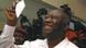 Laurent Gbagbo mit Stimmzettel (Bild: AP) Laurent Gbagbo mit Stimmzettel (Bild: AP)
