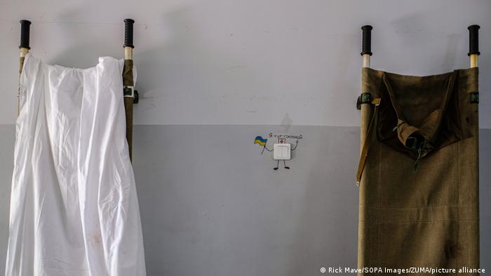 Носилки у стены в военном госпитале в Запорожье, 16 мая