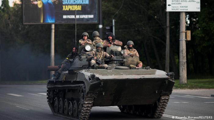 Украинские военнослужащие на бронемашине в Харькове