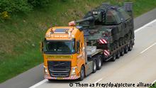 Ein Schwertransport-Tieflader auf der A1 bei Manderscheid fährt eine Panzerhaubitze 2000 mit niederländischem Kennzeichen. Zur Verteidigung gegen den russischen Angriff wollen Deutschland und die Niederlande der Ukraine insgesamt zwölf Panzerhaubitzen übergeben. +++ dpa-Bildfunk +++