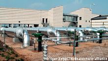 30.11.1999 Pipelines in der Verteilerstation des staatlichen Gasversorgungsunternehmens Transgas in Lanzhot an der Grenze zur Slowakei. (Undatierte Aufnahme). Transgas liefert in Tschechien nahezu das gesamte von den Regionalversorgern benötigte Gas. Wie am 17.12.2001 von der Muttergesellschaft RWE AG in Essen bekannt gegeben wurde, übernimmt der deutsche Energiekonzern RWE Gas für 4,1 Milliarden Euro die Gasversorgung in Tschechien. Er erhielt den Zuschlag der tschechischen Regierung für 97 Prozent des Staatsunternehmens Transgas. Außerdem gehen jeweils bis zu 58 Prozent der acht regionalen Gasversorgungsunternehmen an RWE. Damit steigt RWE gemessen an der Anzahl der Endkunden europaweit zum viertgrößten Gasunternehmen auf.