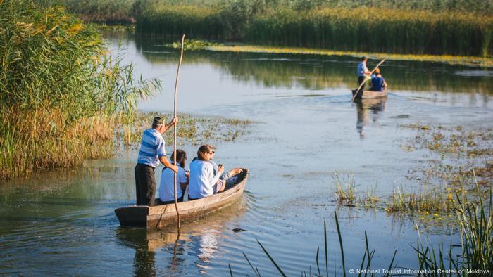 Les touristes prennent un bateau sur le lac Beleu en Moldavie.