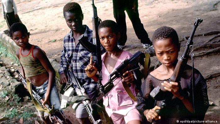  Sierra Leone | enfants-soldats à Makeni (1999)