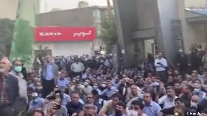 تجمع رانندگان و کارگران اعتصابی به هنگام نطق علیرضا زاکانی، شهردار تهران