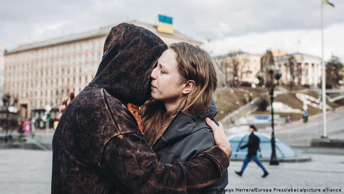 Foto de una pareja ucraniana que se abraza en Kiev en una imagen de archivo
