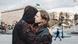 Foto de una pareja ucraniana que se abraza en Kiev en una imagen de archivo Foto de una pareja ucraniana que se abraza en Kiev en una imagen de archivo