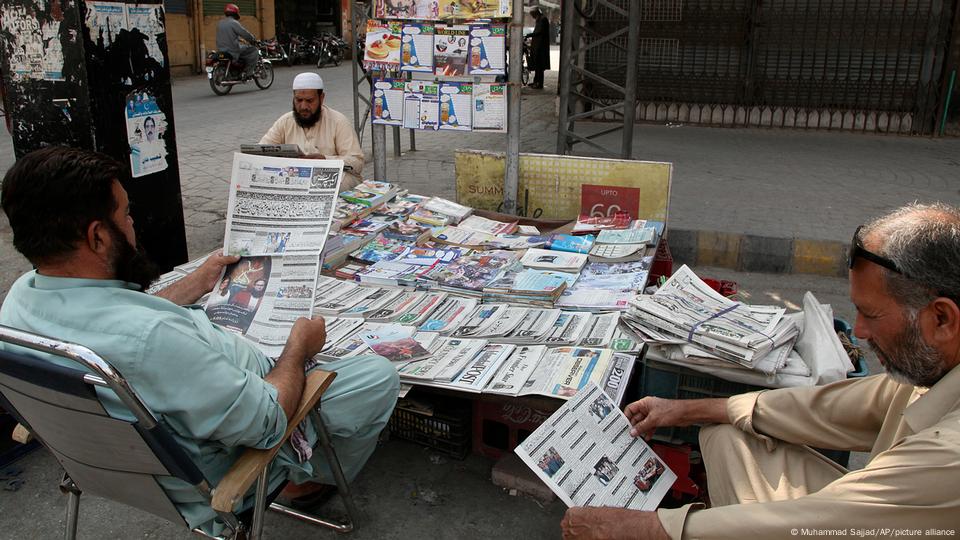پاکستان کے بیشتر اخبارات نے اپنے اداریوں میں حالیہ پاک بھارت جنگ بندی کا خیر مقدم کیا ہے پاکستان کے بیشتر اخبارات نے اپنے اداریوں میں حالیہ پاک بھارت جنگ بندی کا خیر مقدم کیا ہے
