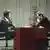 Boris Spasski und Bobby Fischer sitzen sich während der Schach-WM 1972 an einem Schachbrett gegenüber.