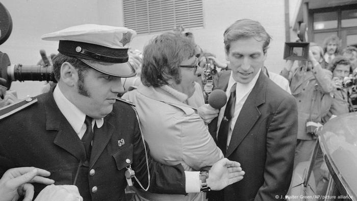 Schachweltmeister Bobby Fischer wird nach seinem Sieg bei der Schach-WM 1972 von Journalisten bedrängt