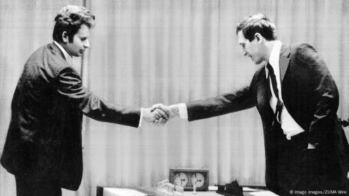 Handschlag zwischen Boris Spassky und Bobby Fischer bei der Schach-WM 1972