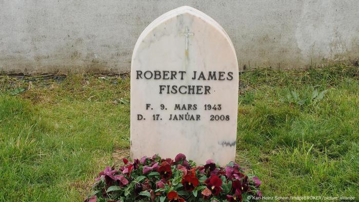 Island: Grab des Schachweltmeisters Bobby Fischer. Auf dem Grabstein steht der volle Name Robert James Fischer. 