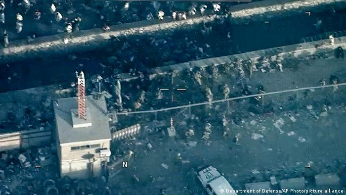 قوات مارينز تابعة للجيش الأمريكي في كابول بمطار حامد كرزاي الدولي- صورة من الارشيف، 26 أغسطس/ آب 2021 قوات مارينز تابعة للجيش الأمريكي في كابول بمطار حامد كرزاي الدولي- صورة من الارشيف، 26 أغسطس/ آب 2021