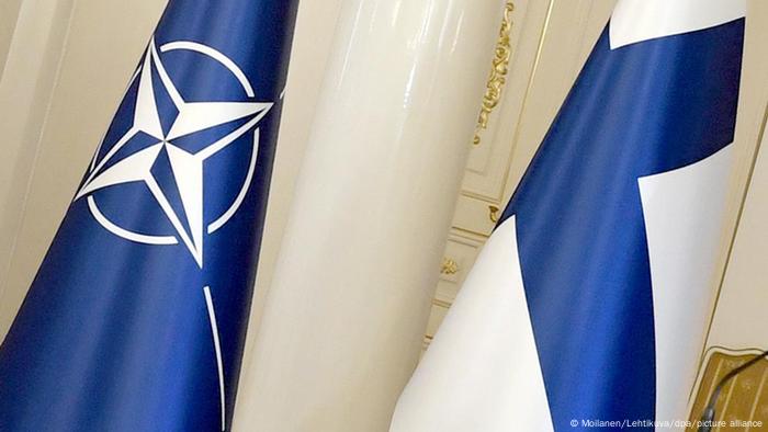 Die Fahnen der NATO und von Finnland