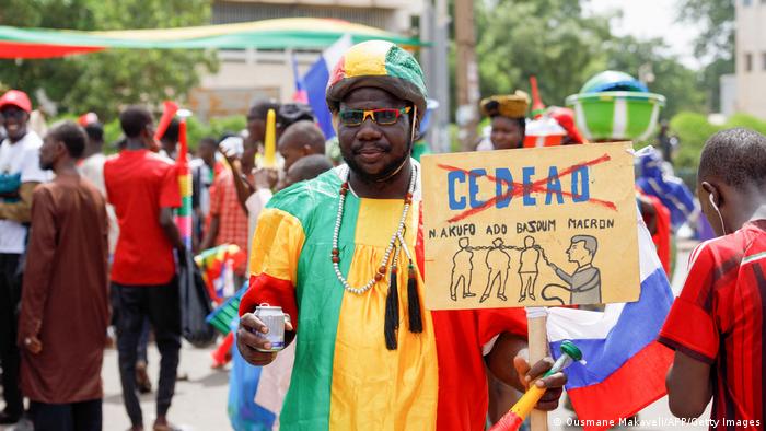 La rue malienne reste mobilisée derrière les militaires au pouvoir