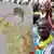 Pancarte représentant le colonel Assimi Goita brandie par un manifestant favorable à la junte, en mai 2022 à Bamako