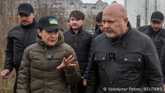 Прокурор МУС Карим Хан (справа) и генпрокурор Украины Ирина Венедиктова посетили город Буча