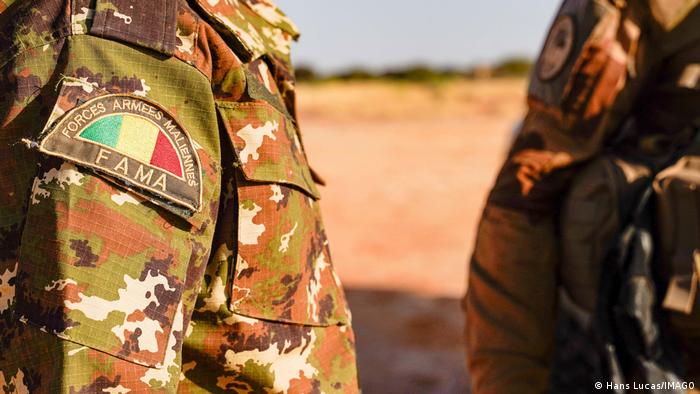 Nachaufnahme eines Logos des malischen Militärs auf einer Uniform