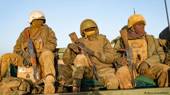 Des soldats maliens assis dans une camionnette lors d'une patrouille conjointe avec des soldats français de la force Barkhane dans la région des trois frontières du Gourma, au Mali.
