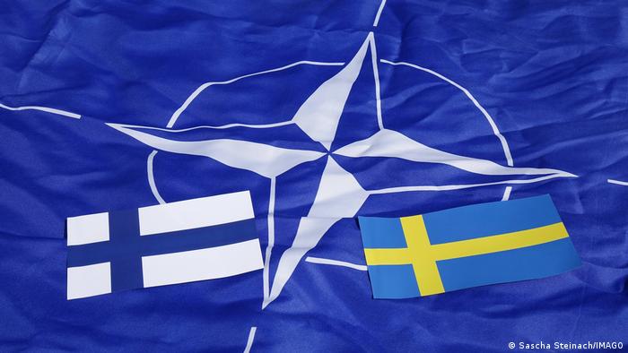 Flagge der NATO sowie von Schweden und Finnland