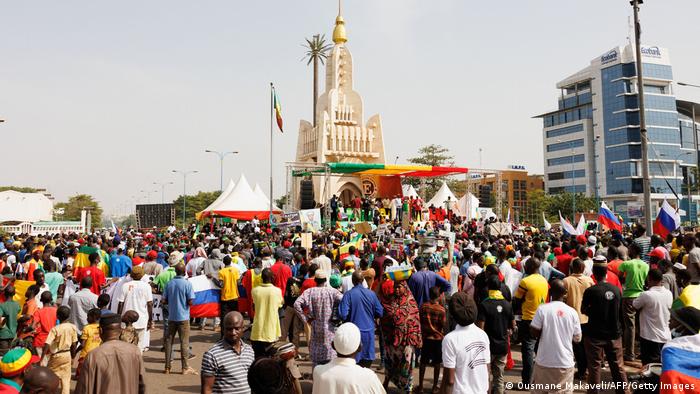 Menschenmenge mit Fahnen auf einem Platz in Bamako
