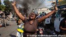 Una mujer protesta contra el secuestro de Biana Velizaire y critica al gobierno de Haití por la falta de seguridad en las calles