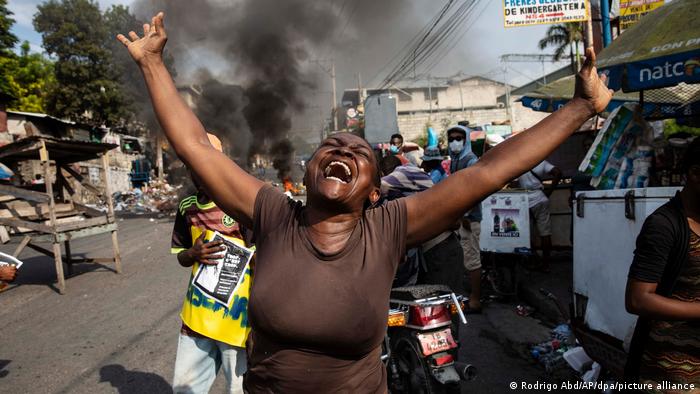 Una mujer protesta contra el secuestro de Biana Velizaire y critica al gobierno de Haití por la falta de seguridad en las calles